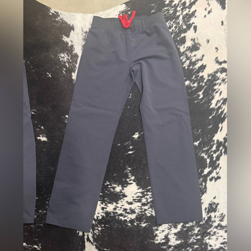 Fig Women’s Kade charcoal scrub pant. Small regular length.